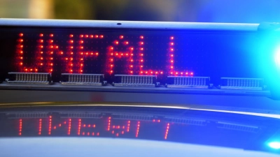 Nach dem Unfall bei Schollbrunn (Landkreis Main-Spessart) ermittelt die Polizei zur Ursache. (Symbolbild) (Foto: Stefan Puchner/dpa)