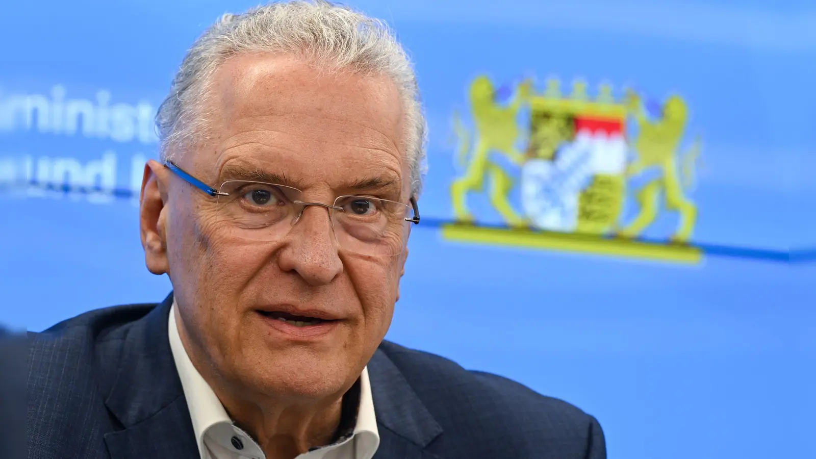 Nach dem versehentlichen Schuss eines bayerischen Polizisten auf einen Bundeswehr-Soldaten will Bayerns Innenminister Joachim Herrmann (CSU) die Kommunikation zwischen Bundeswehr und Polizei verbessern. (Archivbild) (Foto: Arne Dedert/dpa)