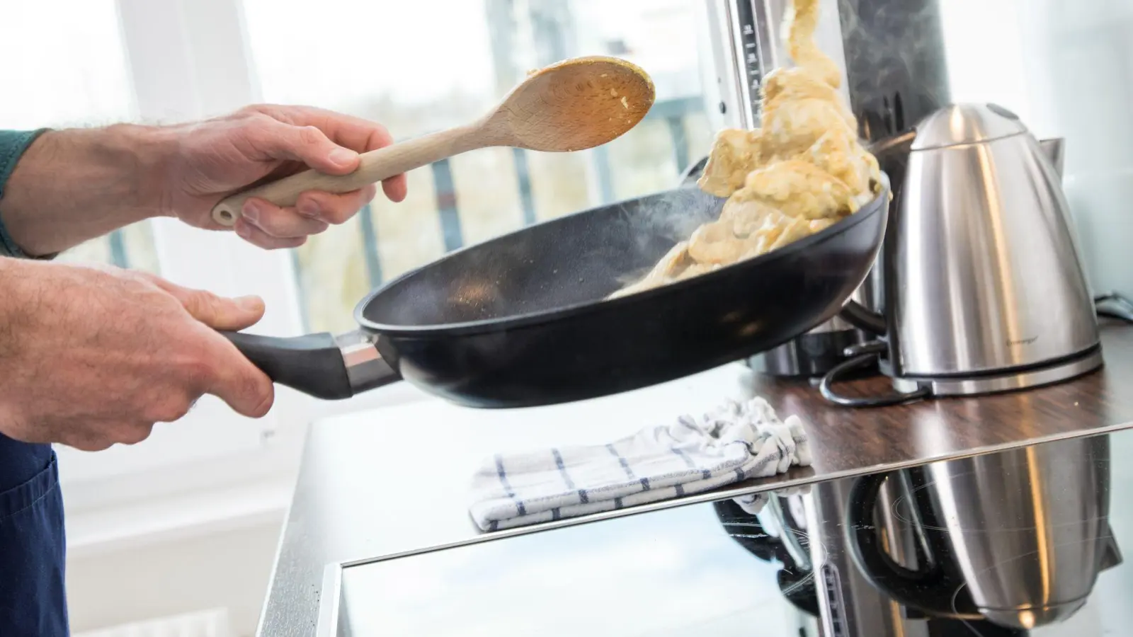 Potenziell gesundheitsschädlich: PFAS werden in Antihaft-Beschichtungen eingesetzt, weil sie eher hitzebeständig, fett- und wasserabweisend sind. (Foto: Christin Klose/dpa-tmn)