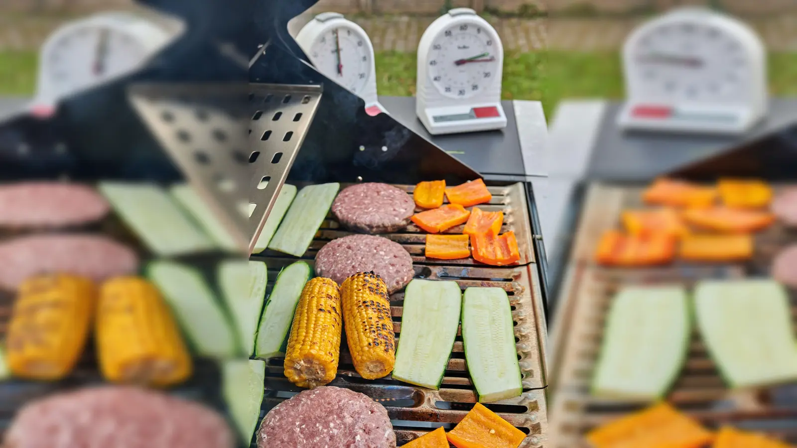 Bekommen Sie Appetit? Die Stiftung Warentest hat zum Beginn der Grillsaison Gasgrills geprüft. (Foto: Stiftung Warentest/dpa-tmn)