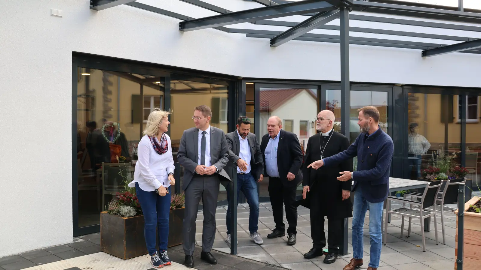 Gelöste Stimmung herrschte bei Architektin Monika Schneider, Landrat Dr. Jürgen Ludwig, Bauleiter Daniel Biewald, Geschäftsführer Georg Habelt, Dekan Uland Spahlinger und OB Dr. Christoph Hammer (von links) nach der Eröffnung der Tagespflege. (Foto: Martina Haas)