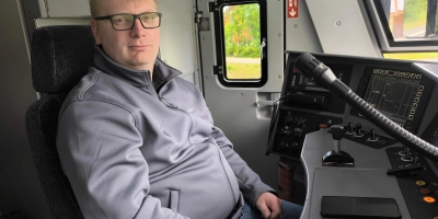Patrick Dierolf steuert die Regionalexpress-Züge von Arverio, hier am Bahnhof Leutershausen-Wiedersbach. Die Strecke von Nürnberg nach Crailsheim wird heuer 150 Jahre alt. (Foto: Thomas Schaller)