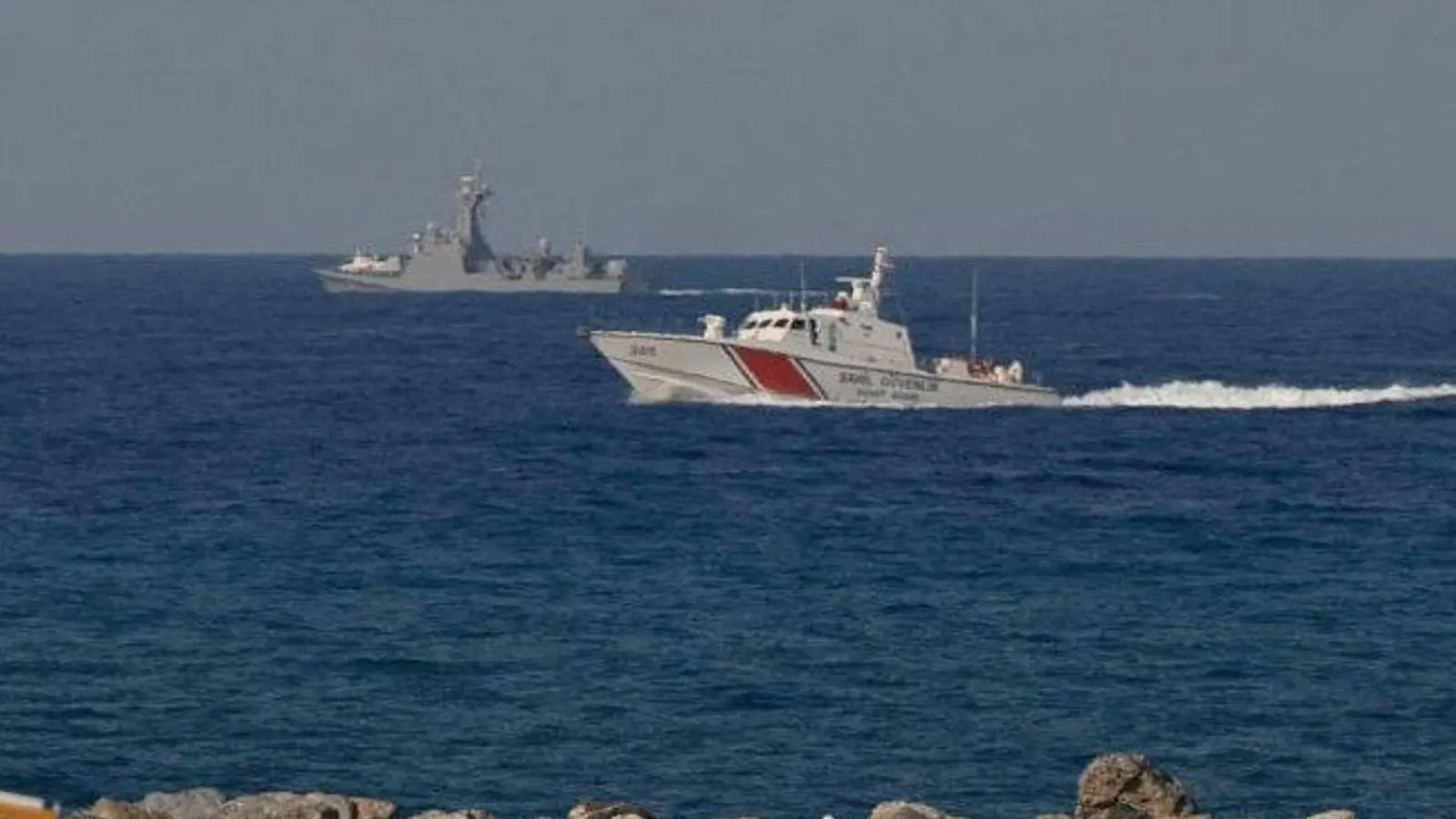 Die Suche nach den Vermissten dauert weiter an. (Foto: Nedim Enginsoy/AP/dpa)