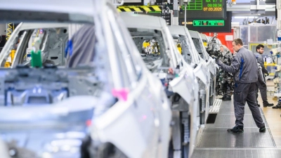 Die Nachfrage nach Verbrenner sinkt. Daher werden Sonderschichten im VW-Stammwerk Wolfsburg gestrichen. (Archivbild) (Foto: Julian Stratenschulte/dpa)