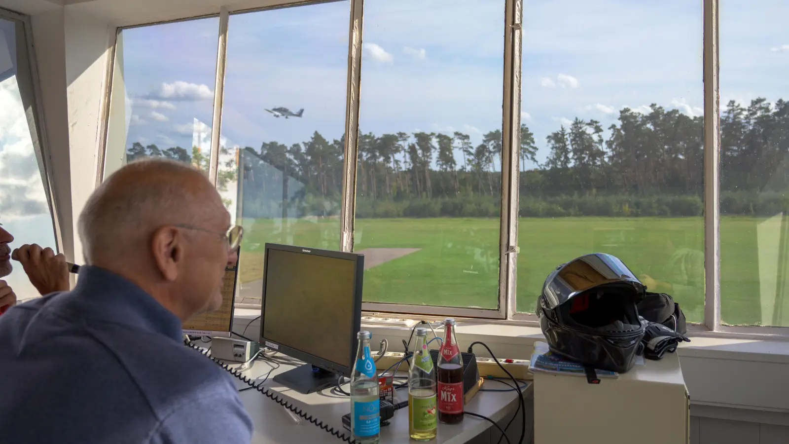 Im Tower behalten die Mitglieder des Aeroclubs Ansbach die Übersicht. (Foto: René Chlopotowski)
