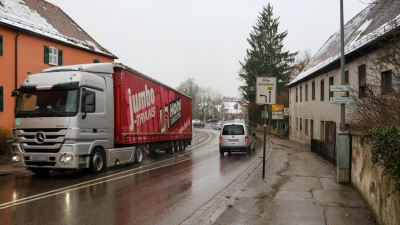 Der Lkw-Verkehr, der über die B25 durch Dinkelsbühl rollt, belastet die Stadt. Doch die Planungen für die Umgehung, die Abhilfe schaffen könnte, liegen durch die BN-Klage auf Eis. (Foto: Martina Haas)