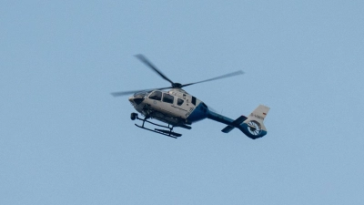 Im Umfeld der Fundstelle des E-Bikes suchte die Polizei mit einem Hubschrauber wie diesem nach Hinweisen.  (Symbolbild: Armin Weigel/dpa)