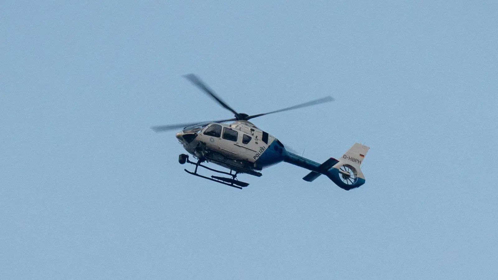 Auch ein Polizeihubschrauber war bei der Fahndung im Einsatz. (Symbolbild) (Foto: Armin Weigel/dpa)