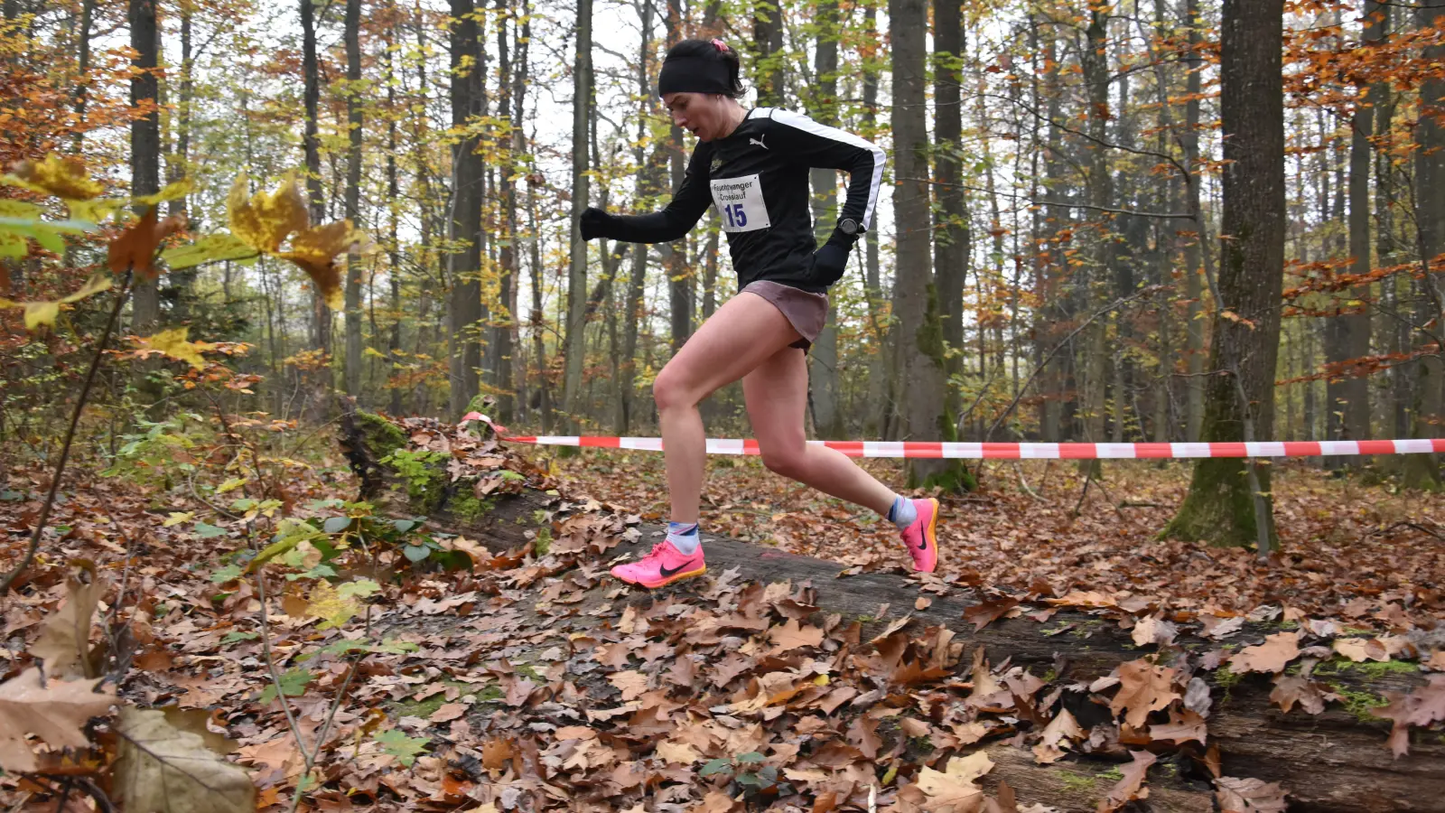 Idylle pur im Wald: Theresa Leimbach springt dynamisch über das Hindernis. (Foto: Jörg Behrendt)