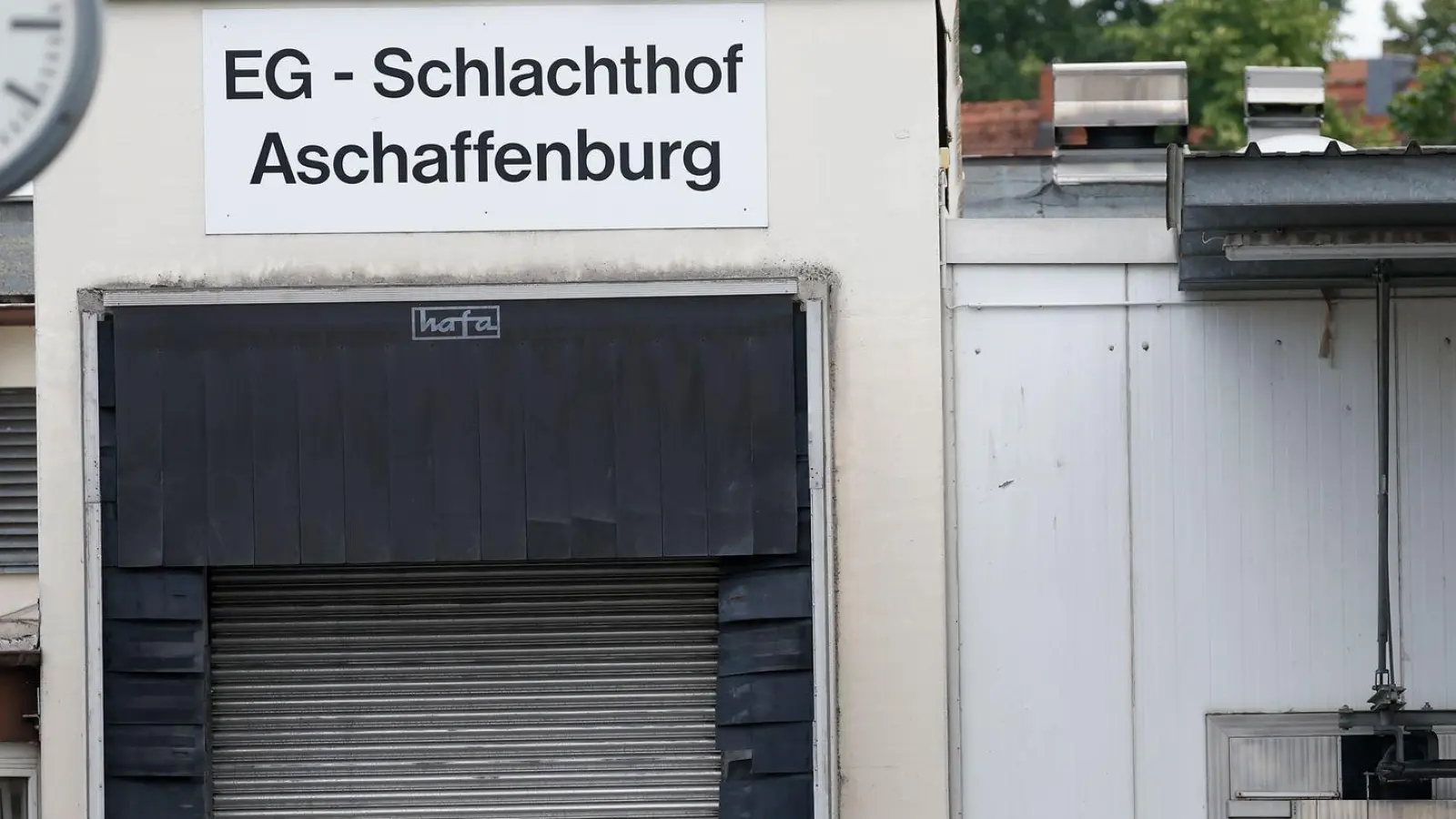 Nun ist klar: Der Schlachthof Aschaffenburg stellt Ende Juni seinen Betrieb ein. Bis Ende des Jahres soll das Gelände geräumt sein. (Archivbild) (Foto: Heiko Becker/dpa)