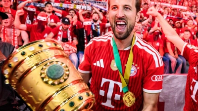 Harry Kane jubelt mit dem DFB-Pokal. (Foto: Tom Weller/dpa)