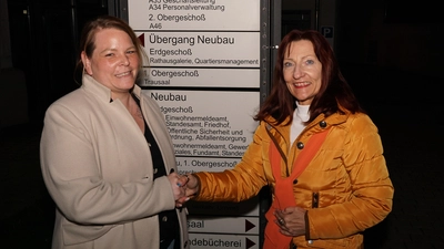 Alexandra Zipfel (Freie Wähler, rechts) hat die Bürgermeister-Stichwahl in Wilhermsdorf gegen Patrizia Fierus (CSU) deutlich gewonnen. Kurz nach der Bekanntgabe des Ergebnisses trafen sie sich im Innenhof des Rathausareals. (Foto: Heinz Wraneschitz)