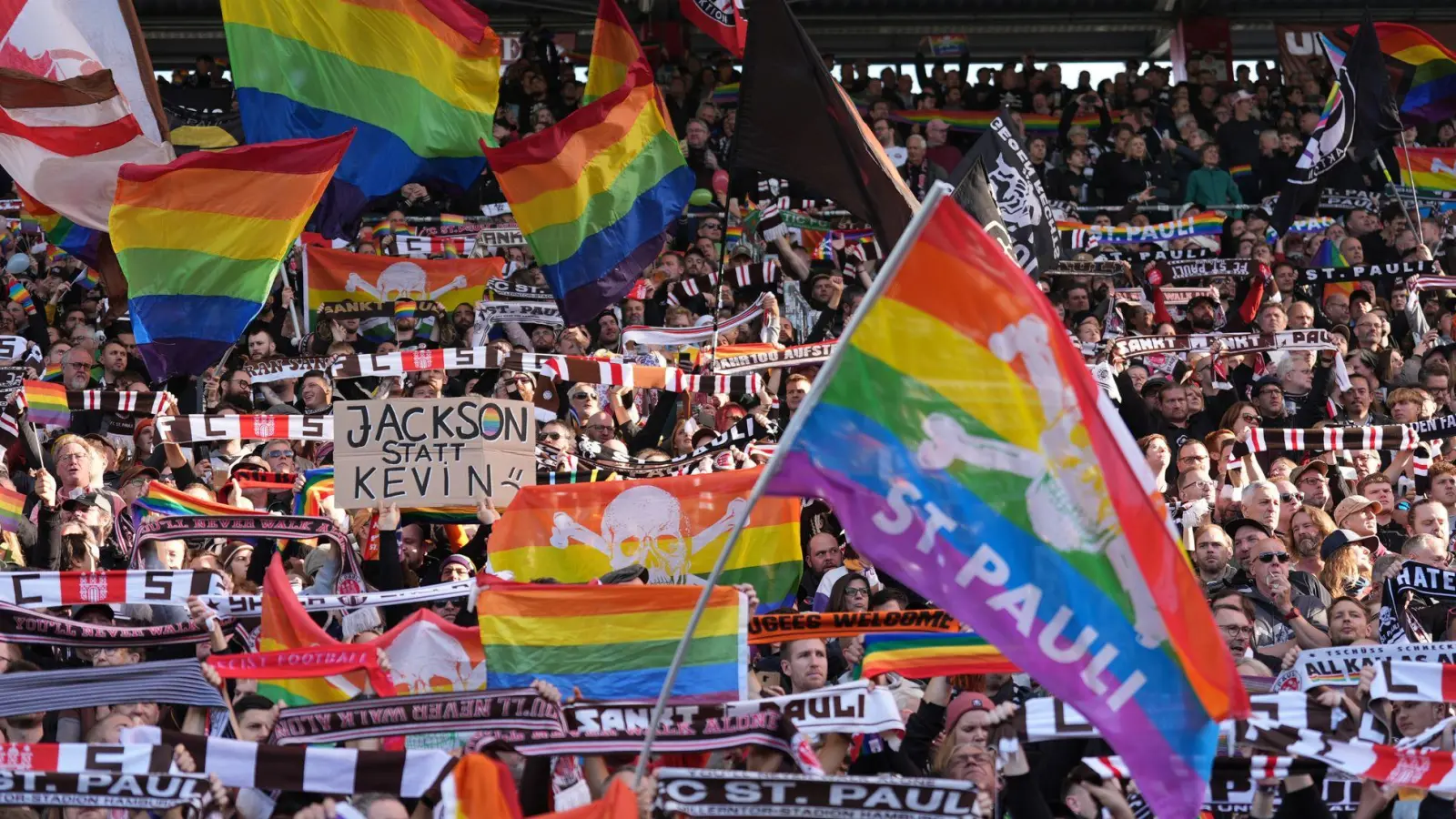 Bunter Protest gegen Wolfsburgs Stürmer Kevin Behrens. (Foto: Marcus Brandt/dpa)