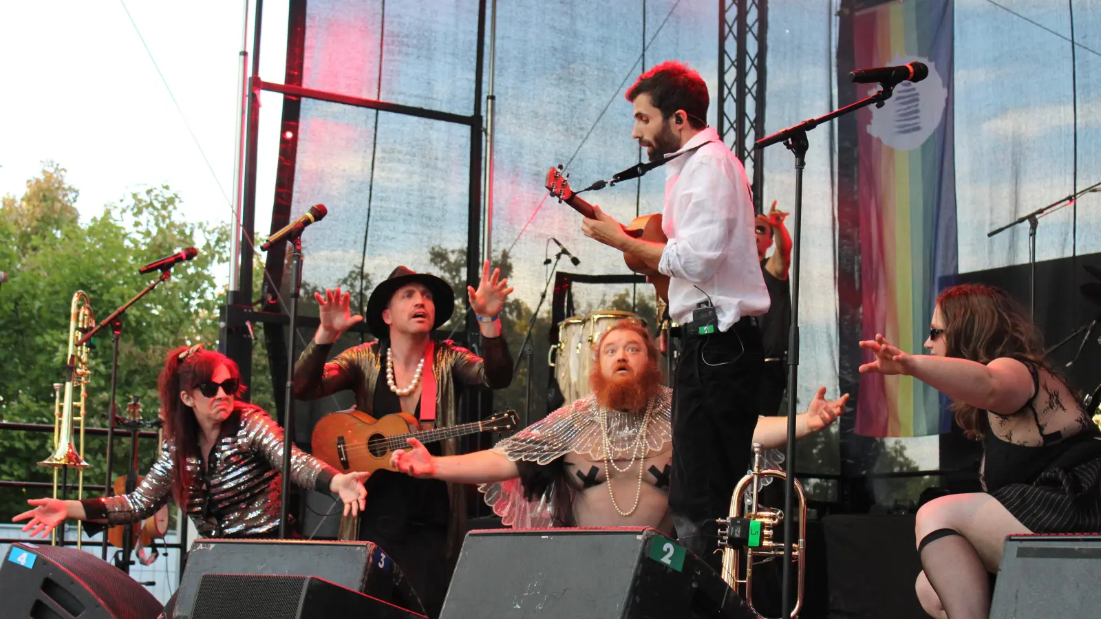 Die australische Band „Ukulele Death Squad” war kurzfristig eingesprungen und begeisterte mit einer dynamischen Bühnenperformance. (Foto: Constantin Prosch)