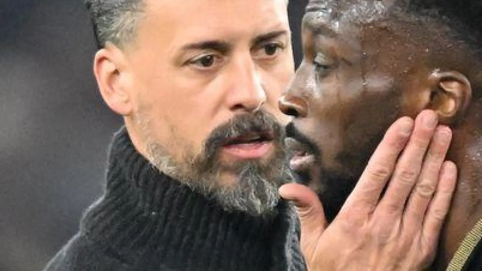 Wieder nichts: Augsburgs Trainer Wagner versucht den Verteidiger Matsima zu trösten. (Foto: Bernd Weißbrod/dpa)