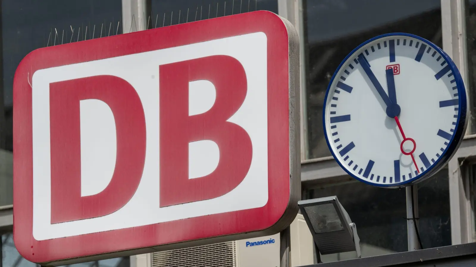 Die Bahnstrecke Nürnberg-Ansbach war zwischen Wicklesgreuth und Ansbach gesperrt, auch die S4 fuhr nicht. (Symbolbild: Peter Kneffel/dpa)