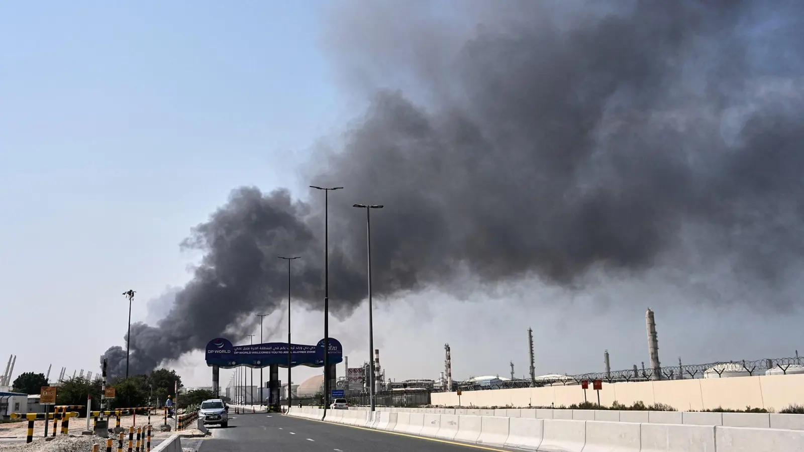 Rauch steigt auf nach iranischem Drohnenangriff im Hafengebiet von Dubai auf. (Foto: Fatima Shbair/AP/dpa)