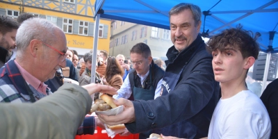 Es geht um die Wurst: Ministerpräsident Markus Söder und Landrat Dr. Jürgen Ludwig grillten gemeinsam in Dinkelsbühl und machten vor der Stichwahl Werbung für den amtierenden Landrat. (Foto: Peter Tippl)