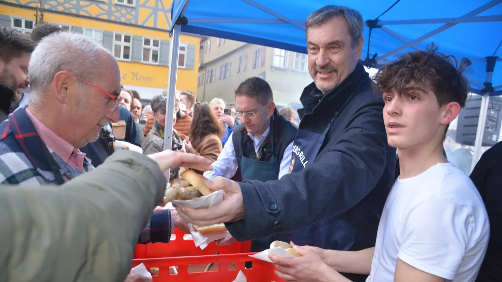 Es geht um die Wurst: Ministerpräsident Markus Söder und Landrat Dr. Jürgen Ludwig grillten gemeinsam in Dinkelsbühl und machten vor der Stichwahl Werbung für den amtierenden Landrat. (Foto: Peter Tippl)