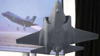 Das Modell des amerikanischen Tarnkappenbombers F35 - in Weeze soll künftig dessen Rumpfmittelteil gefertigt werden. (Foto: David Young/dpa)