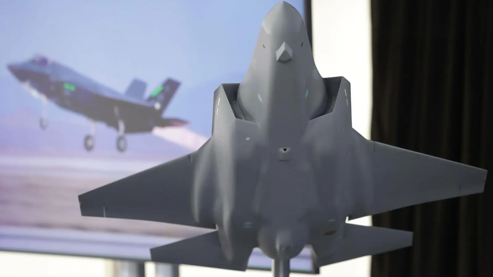 Das Modell des amerikanischen Tarnkappenbombers F35 - in Weeze soll künftig dessen Rumpfmittelteil gefertigt werden. (Foto: David Young/dpa)