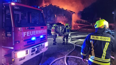 110 Feuerwehrkräfte kämpften in Eckenberg (Emskirchen) gegen die Flammen, die aus einer Scheune schlugen. (Foto: Rainer Weiskirchen)