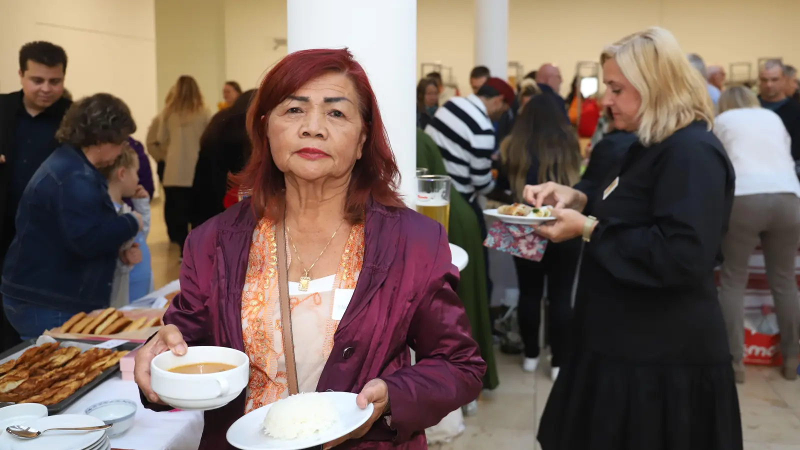 Titi Rücker bietet beim Festival der Kulturen Rendang an. Sie stammt von der Insel Java in Indonesien. Rendang „ist so ähnlich wie Gulasch, aber mit Kokosnusssoße“, erzählt sie. (Foto: Oliver Herbst)