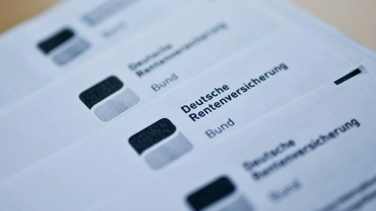 Jeder tatsächliche Bezug einer Altersrente – ob Voll- oder Teilrente – kann zur Beendigung des Arbeitsverhältnisses führen. (Foto: Daniel Karmann/dpa/dpa-tmn)