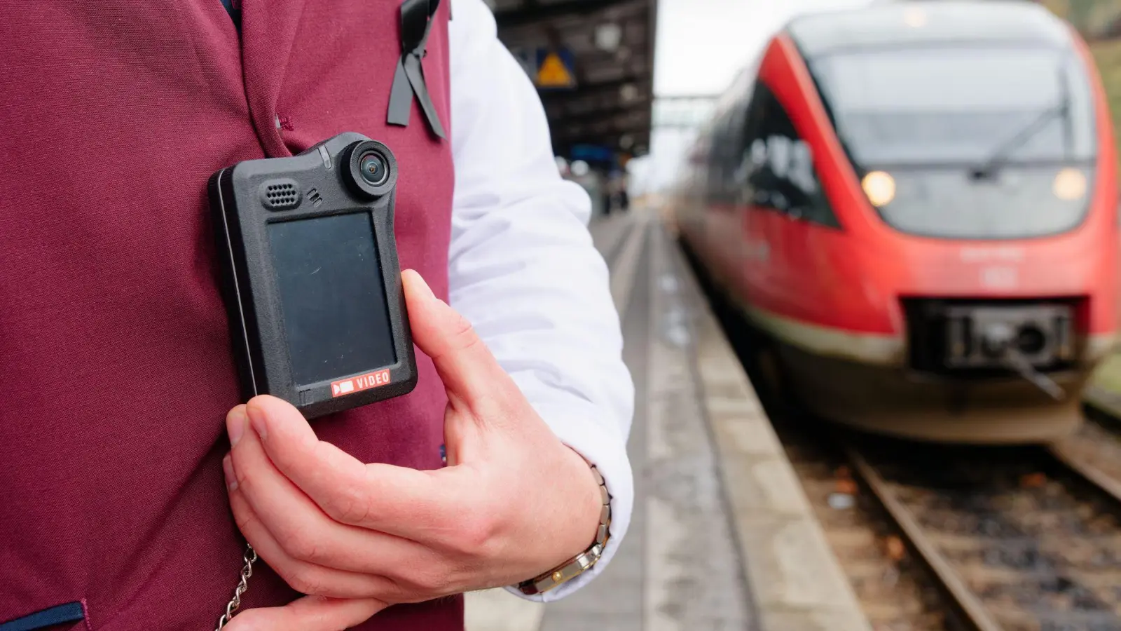 Rund ein Drittel der Kundenbetreuer bei der Deutschen Bahn haben sich eine Bodycam aushändigen lassen. (Symbolbild) (Foto: Uwe Anspach/dpa)