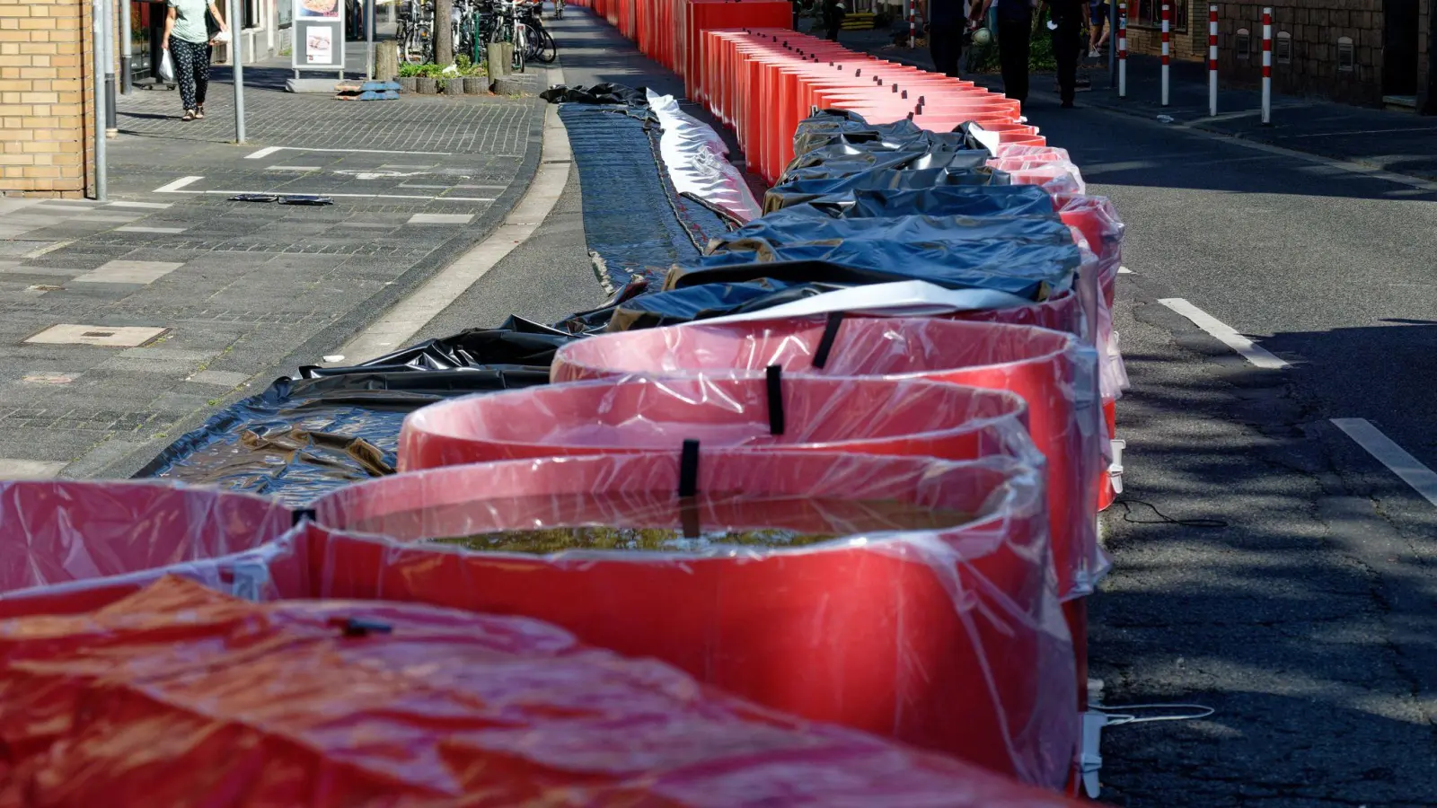 Eine mobile Hochwasserschutzwand in Bonn. (Foto: Henning Kaiser/dpa)