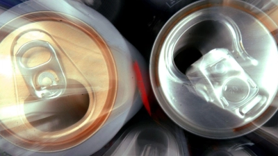Kinder und Jugendliche konsumieren immer mehr Energydrinks. (Illustration) (Foto: Jens Büttner/dpa/dpa-tmn)