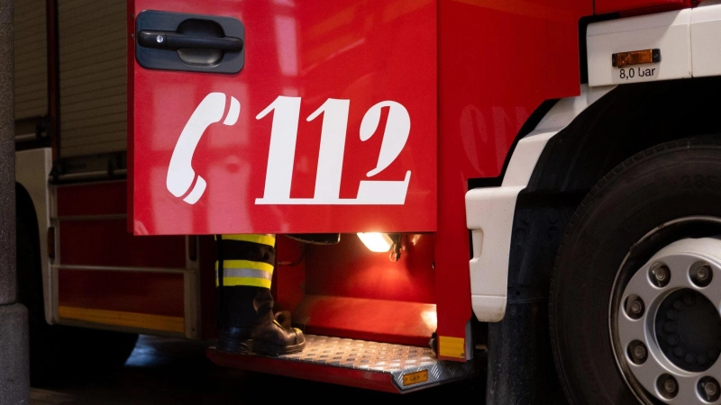 Die Feuerwehr löscht den Waldbrand. (Symbolbild) (Foto: Niklas Treppner/dpa)