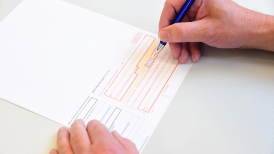 14 Überweisungen hat ein 37-Jähriger zu seinen Gunsten gefälscht. Seine Schrift hat er dabei nicht allzu sehr verstellt. (Symbolfoto: Irmeli Pohl)