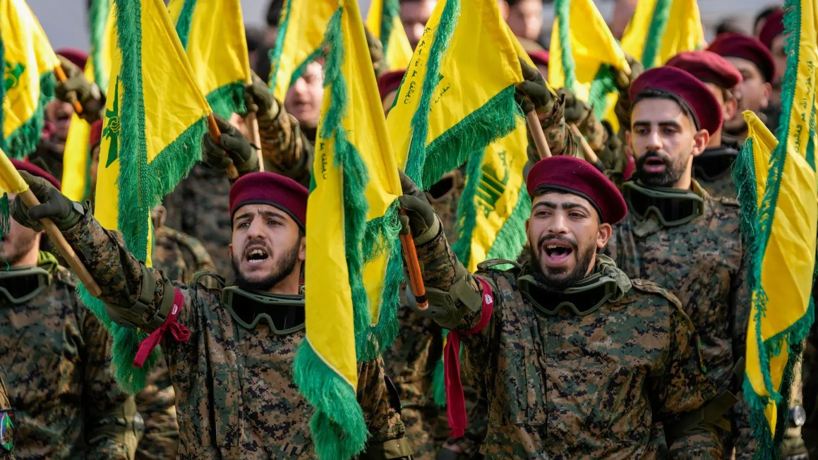 Bei einem israelischen Angriff im Libanon ist ein weiteres Mitglied der Hisbollah getötet worden. (Archivbild) (Foto: Hussein Malla/AP/dpa)