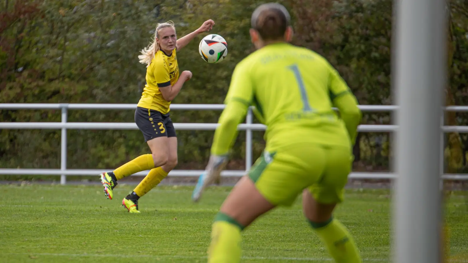 Bei der Flanke von Weinbergs Mara Grimm muss die Hoffenheimer Torhüterin Romy Bräutigam wachsam sein. (Foto: Markus Zahn)