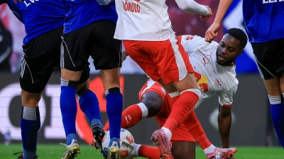 Ridle Baku (unten) muss nach einem Schlag mit dem Mannschaftstraining aussetzen. (Foto: Jan Woitas/dpa)