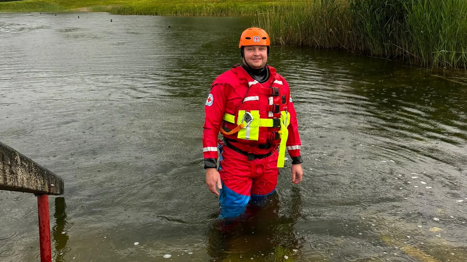 Florian Hartnagel in seiner Wasserretter-Ausrüstung. (Foto: Felix Steinacker)