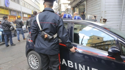 Carabinieri nehmen in Neapel einen gesuchten Boss eines Camorra-Clans fest. (Symbolbild)  (Foto: picture alliance / Roberta Basile/Pacific Press via ZUMA Wire/dpa)