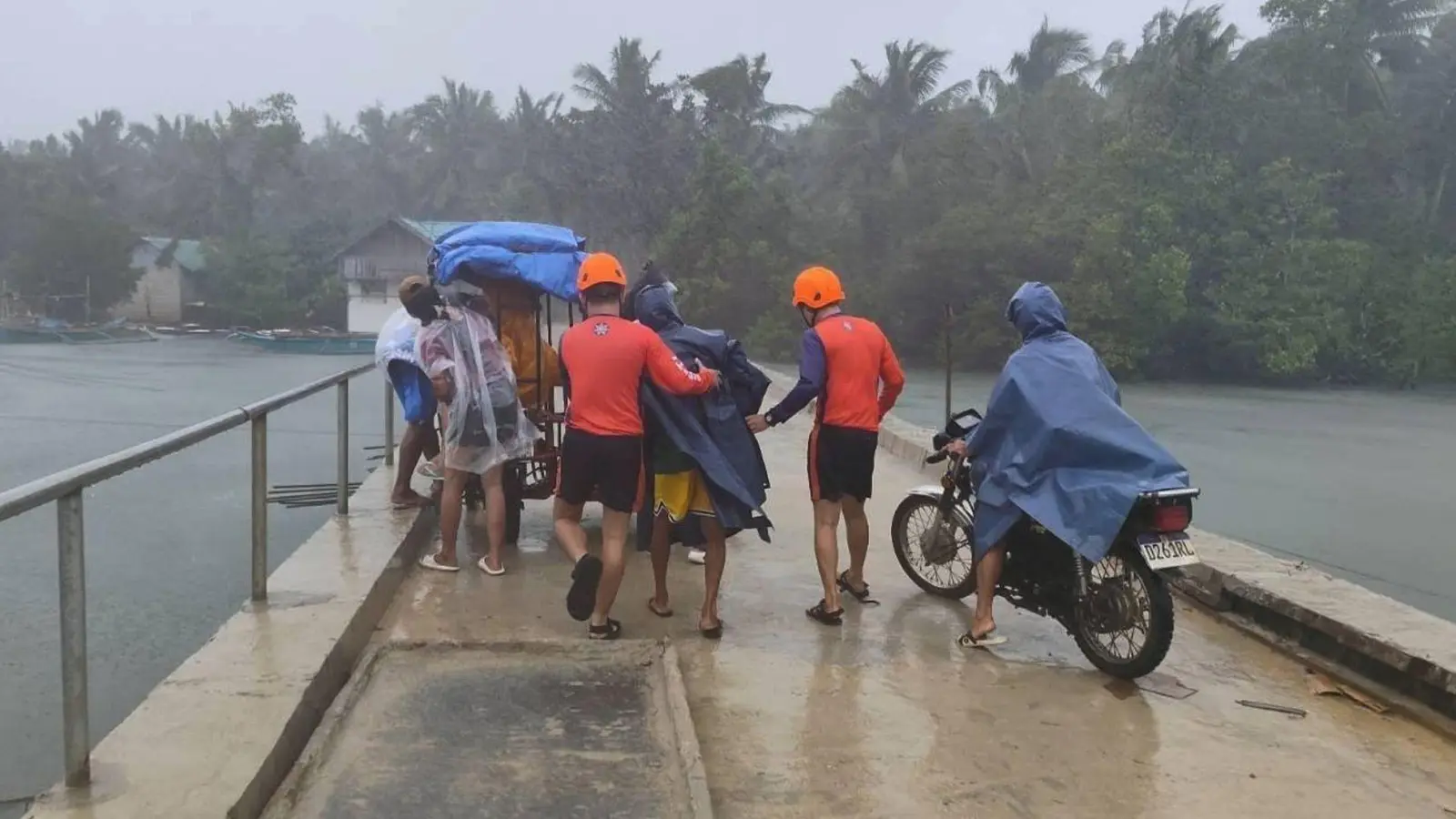 Die Menschen wappnen sich für den Sturm. (Foto: Uncredited/PHILIPPINE COAST GUARD/AP/dpa)