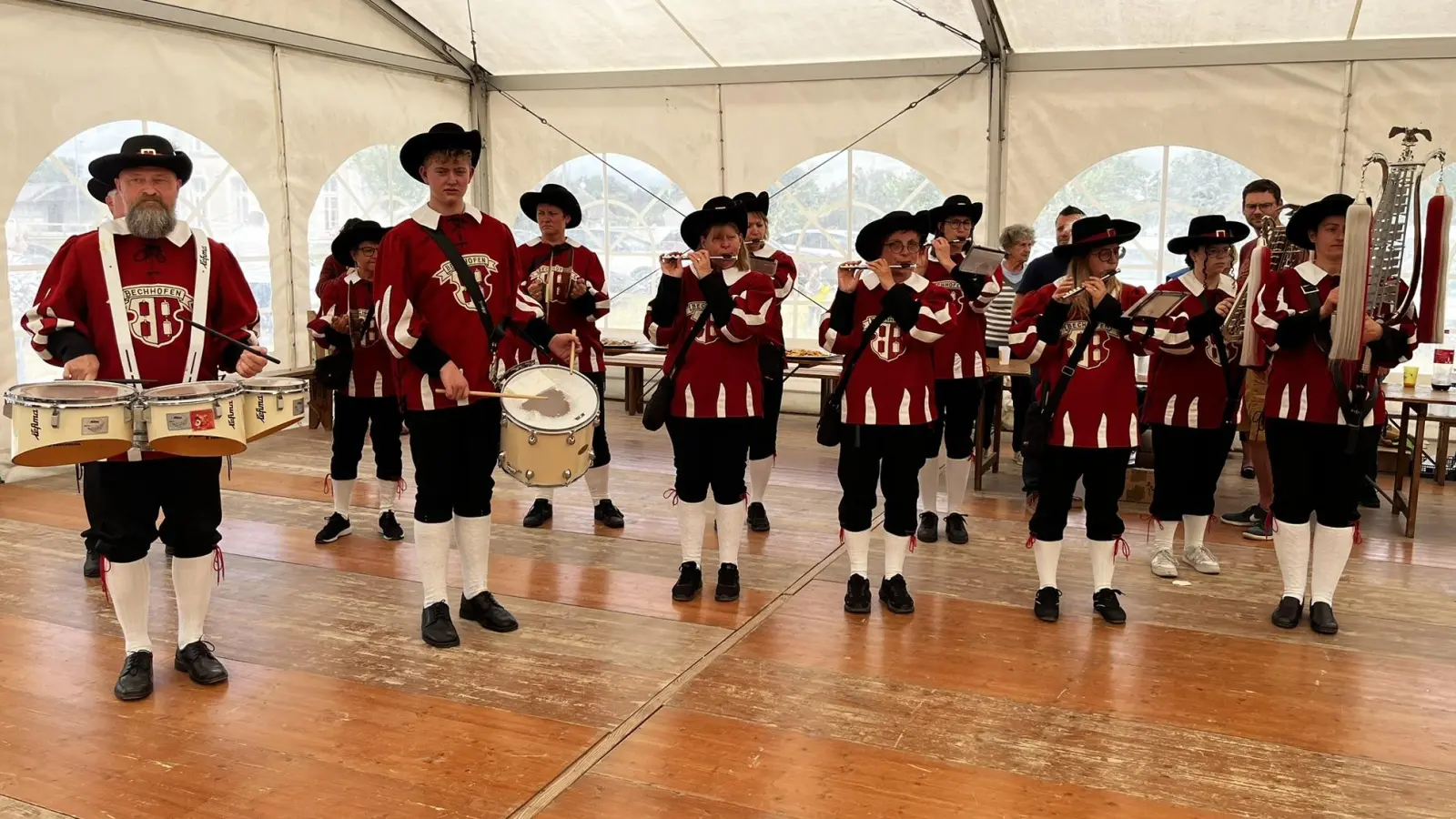 Der Spielmannszug bei einem seiner Auftritte – hier im Festzelt von Pouligny St. Pierre. (Foto: Johannes Flierl)