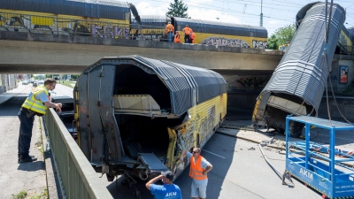 Einer der Waggons ist auf die Straße gestellt worden. (Foto: Stefan Puchner/dpa)