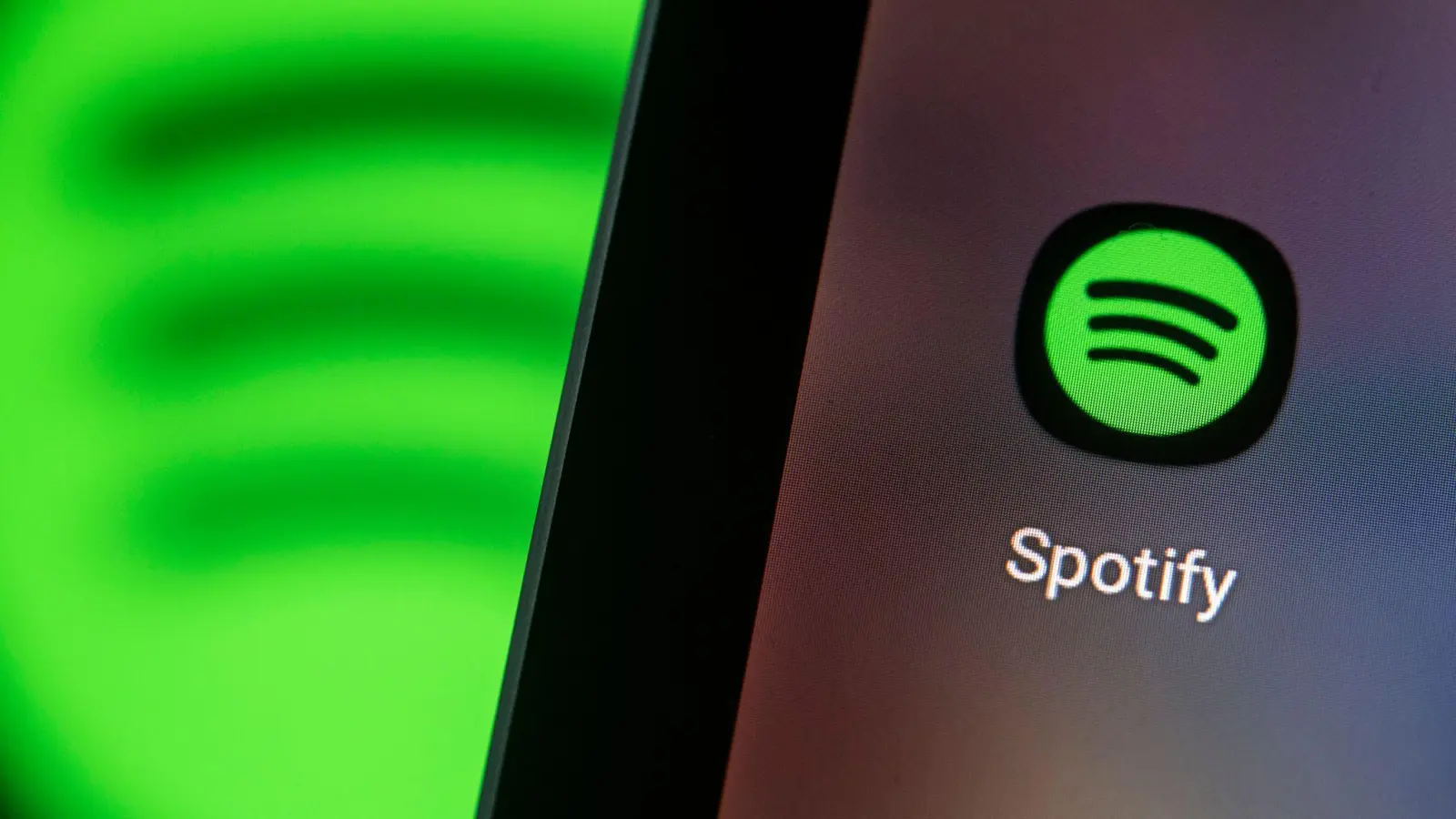 Der Preis für Spotify-Abos steigt im September. (Archivbild) (Foto: Fabian Sommer/dpa)