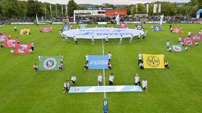 Teil der Eröffnungszeremonie im Xaver-Bertsch-Sportpark: die Präsentation aller 18 Regionalliga-Mannschaften. (Foto: Martin Rügner)