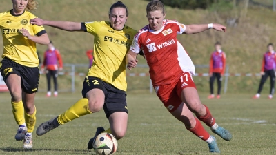 Anna Grimm (links) vom SV Weinberg im Zweikampf mit Dina Sophia Orschmann im Spiel gegen Union Berlin. (Archivbild: Martin Rügner)