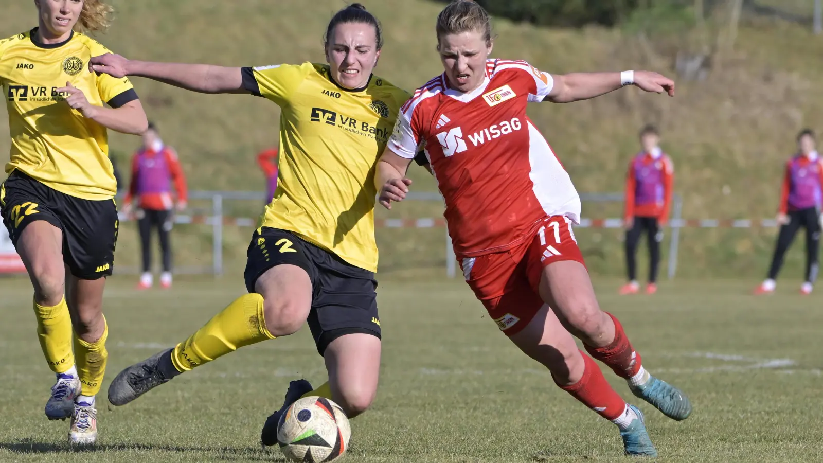 Anna Grimm (links) vom SV Weinberg im Zweikampf mit Dina Sophia Orschmann im Spiel gegen Union Berlin. (Archivbild: Martin Rügner)