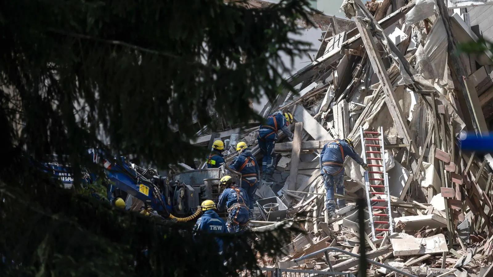 Wettlauf gegen die Zeit - per Hand wird nach Vermissten gesucht. (Foto: Paul Glaser/dpa)