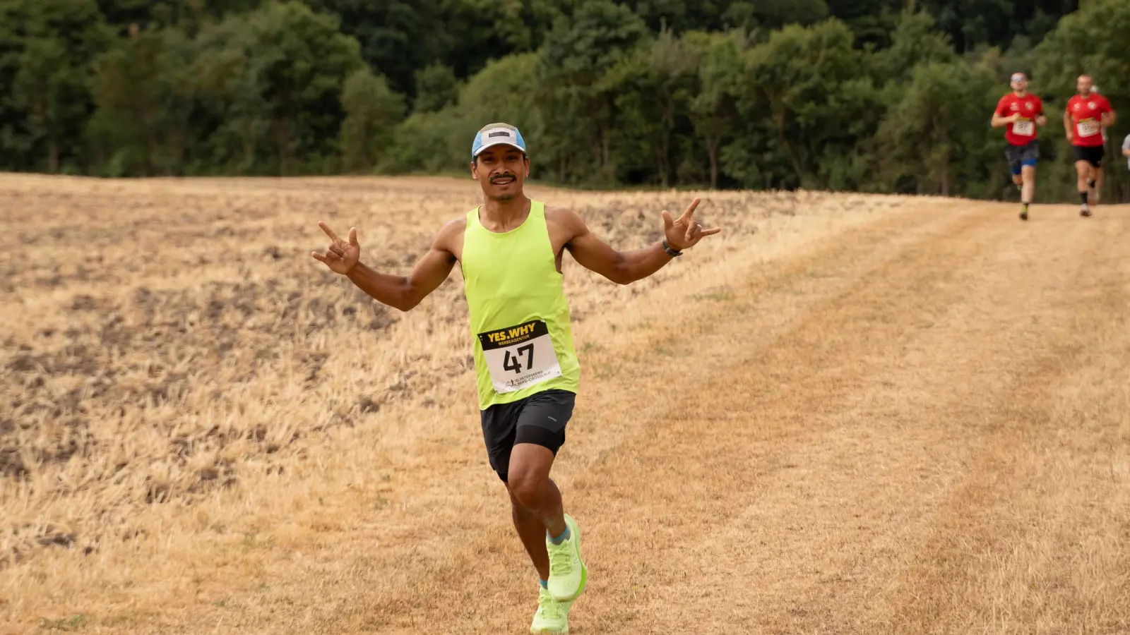 Der spätere Sieger Arjun Pradhan aus Neuseeland mit Vorsprung schon nach den ersten 500 Metern. (Foto: YES.WHY Werbeagentur)