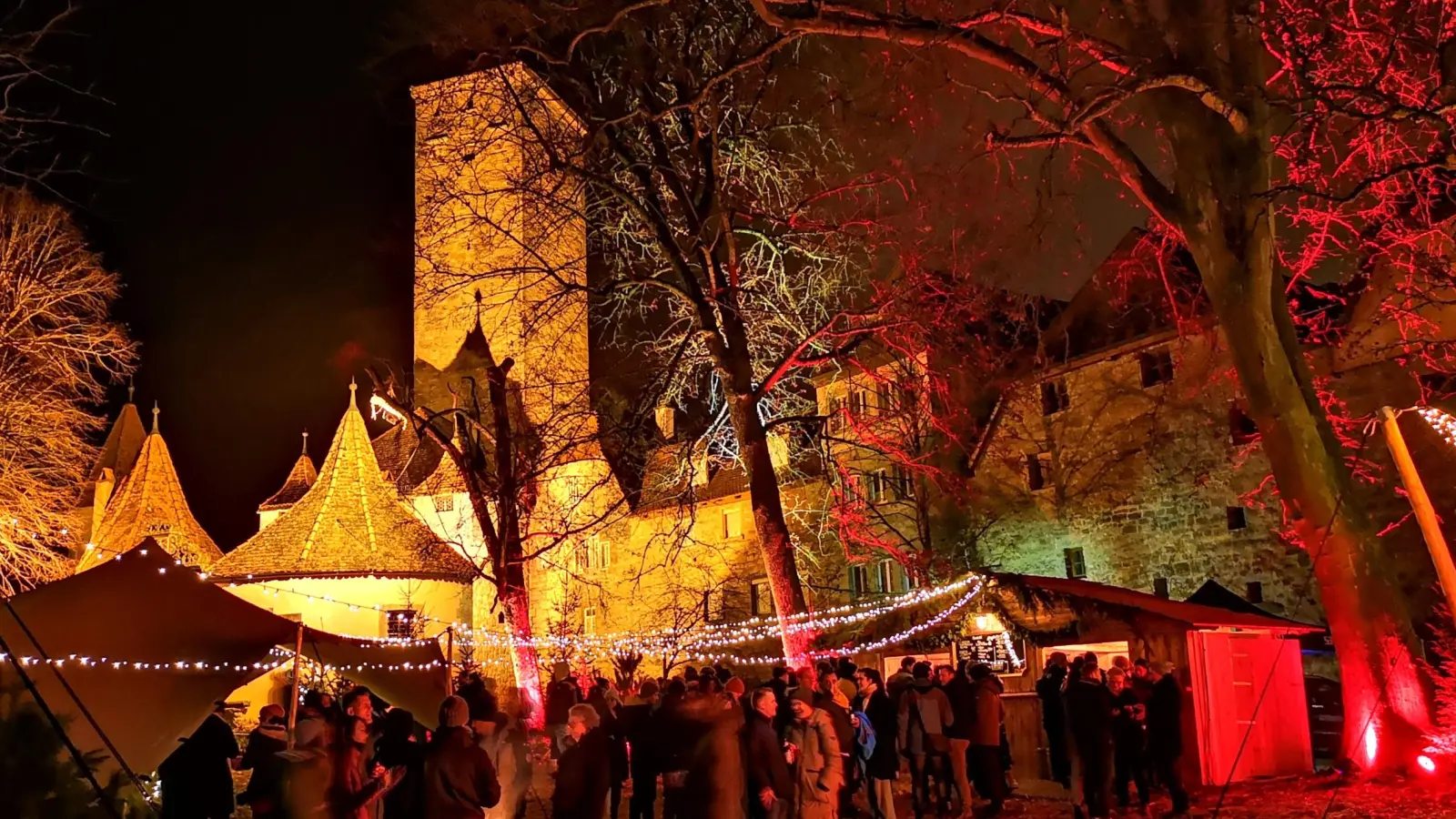 In Rothenburg gibt es parallel zum Reiterlesmarkt auch im Burggarten Adventsaktivitäten: das „Winterglühen”. (Foto: Jürgen Binder)