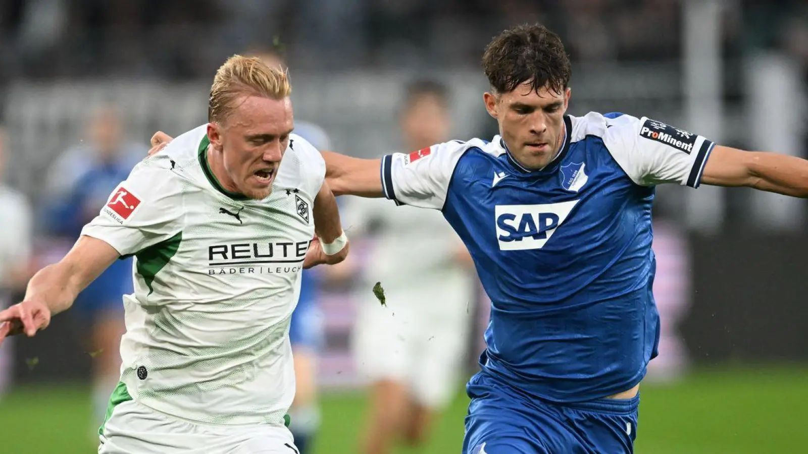 Im Duell der beiden Bundesliga-Tabellenletzten lieferten sich Borussia Mönchengladbach und die TSG Hoffenheim eine umkämpfte Partie.  (Foto: Fabian Strauch/dpa)