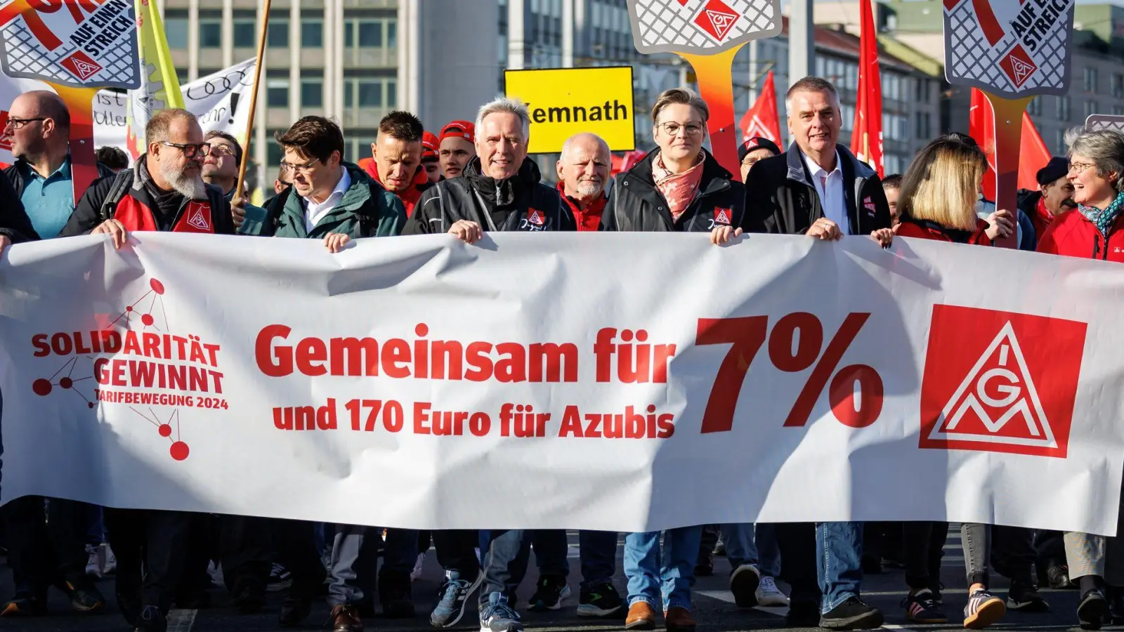 Die Gewerkschaft IG Metall hat angekündigt, ihre Warnstreiks in dieser Woche zu intensivieren. (Archivbild) (Foto: Daniel Karmann/dpa)